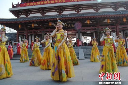 Tiếng trống, chiêng được gióng lên cùng với các điệu múa của vũ công làm cho không khí của Lễ Thượng Tịch thêm long trọng và trang nghiêm. Tiếng trống, chiêng được gióng lên cùng với các điệu múa của vũ công làm cho không khí của Lễ Thượng Tịch thêm long trọng và trang nghiêm.