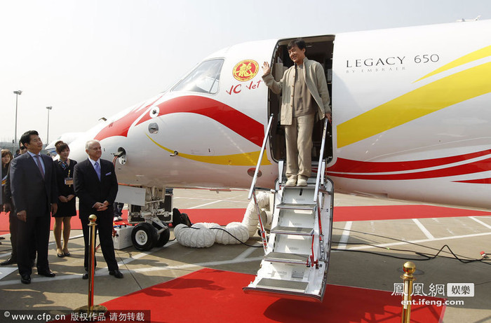 Phi cơ của Thành Long do Công ty công nghiệp hàng không Brazil sản xuất, với tên hiệu Legacy 650, trị giá 200 triệu nhân dân tệ. Phi cơ của Thành Long do Công ty công nghiệp hàng không Brazil sản xuất, với tên hiệu Legacy 650, trị giá 200 triệu nhân dân tệ.