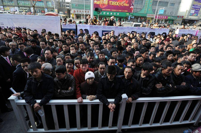 Người hiếu kỳ đa số là đấng mày râu đổ xô đến xem.