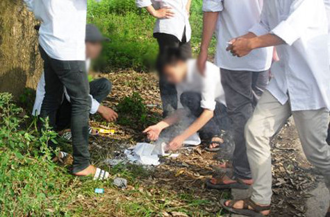 Ngay sau khi dự thi môn Sử xong, nhiều TS tại Hội đồng thi trường THPT Hoa Lư A, mang tài liệu thi ra đốt ngay trước cổng trường. Ngay sau khi dự thi môn Sử xong, nhiều TS tại Hội đồng thi trường THPT Hoa Lư A, mang tài liệu thi ra đốt ngay trước cổng trường.