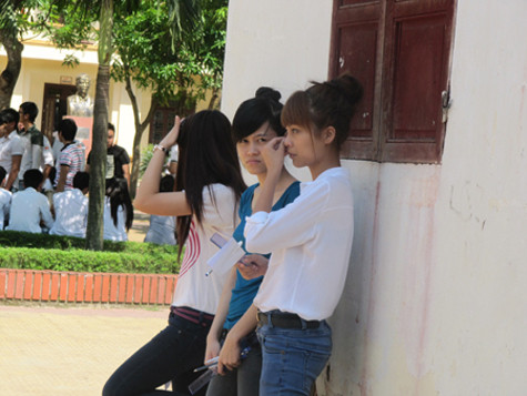 Thí sinh phải tránh nắng ở mái hiên phòng bảo vệ hay ở dưới các tán cây