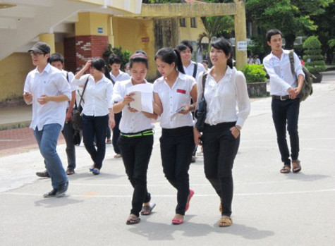 Các thí sinh tại Huế kết thúc môn Toán sáng 4/6. (Ảnh: Nguyễn Dũng)