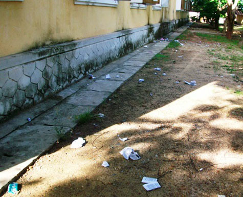 Sau khi kết thúc môn thi Lịch sử, PV Dân trí đã chụp lại được tình trạng “phao” thi vứt tràn lan ở hành lang, phía sau cửa sổ khu vực Hội đồng thi Trường THPT Phan Đình Phùng. Sau khi kết thúc môn thi Lịch sử, PV Dân trí đã chụp lại được tình trạng “phao” thi vứt tràn lan ở hành lang, phía sau cửa sổ khu vực Hội đồng thi Trường THPT Phan Đình Phùng.