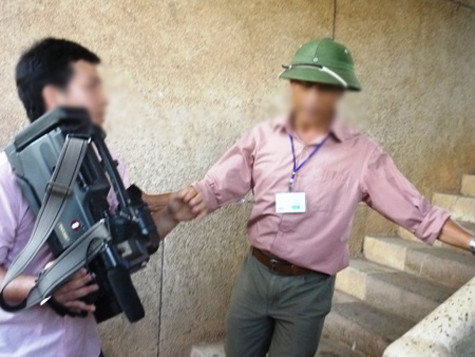 PV Lê Phú Sơn (bên trái) bị lực lượng bảo vệ chống đối quyết liệt. PV Lê Phú Sơn (bên trái) bị lực lượng bảo vệ chống đối quyết liệt.