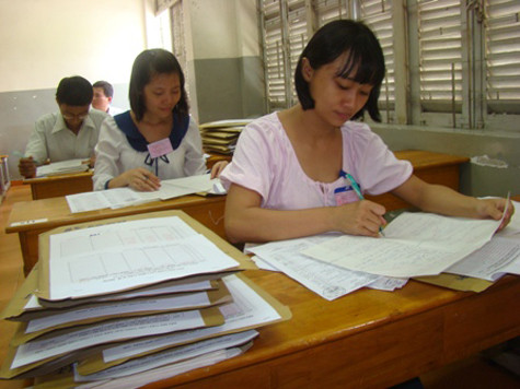 Các giám khảo đang tích cực chấm thi