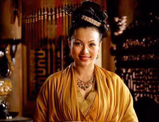 Hoa hậu Thời trang Quốc tế Ai Cập 1999 Ngô Mỹ Uyên vai Hoàng hậu Nghi Lan trong phim "Khát vọng Thăng Long" (2012) của NSND Lưu Trọng Ninh,