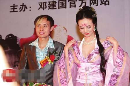 Đạo diễn Đặng Kiến Quốc cùng Can Lộ Lộ tại buổi công bố dàn diễn viên trong bộ phim mới. Đạo diễn Đặng Kiến Quốc cùng Can Lộ Lộ tại buổi công bố dàn diễn viên trong bộ phim mới.