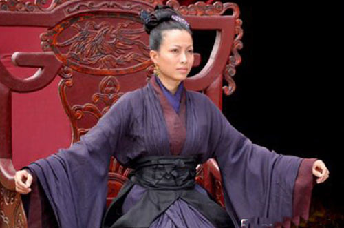 Phim lấy bối cảnh nước Đại Việt 1000 năm về trước, kể về cuộc đời của vua Lý Thái Tổ với 4 giai đoạn chính từ khi còn nhỏ, lúc trưởng thành, vào cung và tới khi ban bố chiếu dời đô từ Hoa Lư về thành Đại La (ngày nay là thủ đô Hà Nội). Vai trò của người đẹp Ngô Mỹ Uyên cũng đóng vai trò quan trọng trong bộ phim với vai Hoàng hậu Nghi Lan. Phim lấy bối cảnh nước Đại Việt 1000 năm về trước, kể về cuộc đời của vua Lý Thái Tổ với 4 giai đoạn chính từ khi còn nhỏ, lúc trưởng thành, vào cung và tới khi ban bố chiếu dời đô từ Hoa Lư về thành Đại La (ngày nay là thủ đô Hà Nội). Vai trò của người đẹp Ngô Mỹ Uyên cũng đóng vai trò quan trọng trong bộ phim với vai Hoàng hậu Nghi Lan.