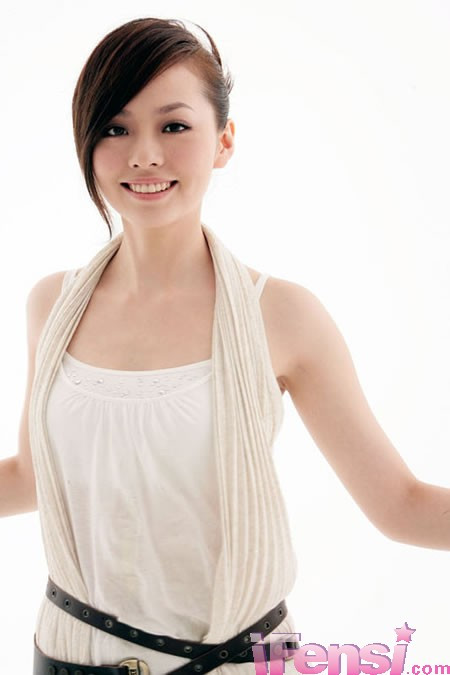 Nữ diễn viên Trương Lượng Dĩnh vốn xuất thân từ khoa tiếng Anh thuộc trường Đại học Tứ Xuyên, thế nhưng tại LHP Kim Tượng lần thứ 26, khi được vinh dự xướng tên người đạt giải, trên giấy ghi rõ ràng dòng chữ tiếng Anh “Nakom Kositpaisal” nhưng người đẹp này đọc líu lưỡi không nên câu khiến các quan khách có mặt hôm đó đều nín cười.