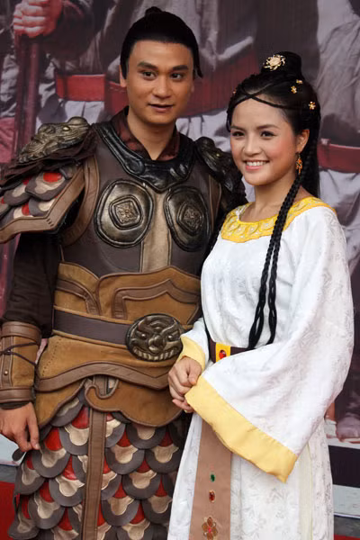 Công chúa Cúc Phương qua sự diễn xuất của người đẹp Thu Quỳnh với vẻ đẹp trong sáng, thông minh và không kém phần ngang bướng.