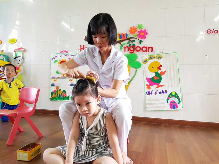 Cô Vi luôn chăm sóc từng miếng ăn, giấc ngủ cho trẻ. (Ảnh: Lã Tiến) Cô Vi luôn chăm sóc từng miếng ăn, giấc ngủ cho trẻ. (Ảnh: Lã Tiến)