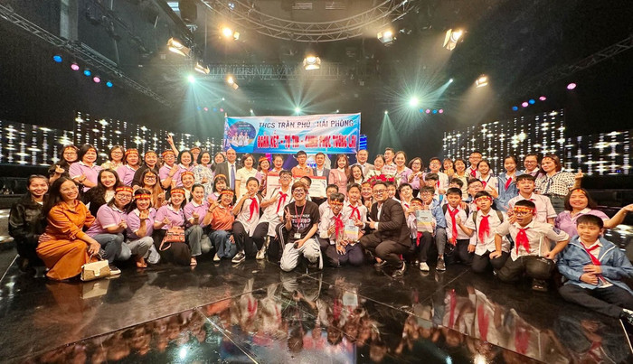 Các lãnh đạo, phụ huynh tới trường quay cổ vũ, động viên đội thi Trường Trung học cơ sở Trần Phú (Ảnh: LMT) Các lãnh đạo, phụ huynh tới trường quay cổ vũ, động viên đội thi Trường Trung học cơ sở Trần Phú (Ảnh: LMT)