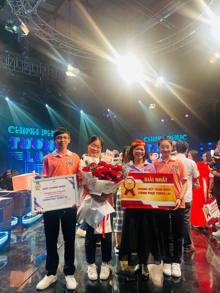 Cô giáo Lê Thị Minh Tâm - Hiệu trưởng Trường Trung học cơ sở Trần Phú chụp ảnh lưu niệm cùng đội thi nhà trường (Ảnh: LMT) Cô giáo Lê Thị Minh Tâm - Hiệu trưởng Trường Trung học cơ sở Trần Phú chụp ảnh lưu niệm cùng đội thi nhà trường (Ảnh: LMT)