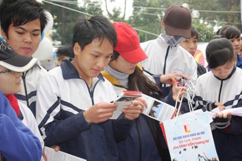 Tìm hiểu thông tin trước kỳ tuyển sinh 2012. Ảnh: GD&ĐT Tìm hiểu thông tin trước kỳ tuyển sinh 2012. Ảnh: GD&ĐT