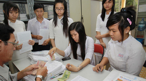 Học sinh Trường THPT Lương Văn Can, Q.8, TP.HCM nộp hồ sơ đăng ký dự thi đại học, cao đẳng năm 2012 trong ngày 29-3, ngày cuối nhận hồ sơ của trường này - Ảnh: Như Hùng