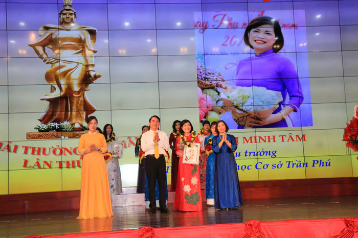 Cô giáo Lê Thị Minh Tâm – Hiệu trưởng Trường Trung học cơ sở Trần Phú (quận Lê Chân) vinh dự nhận Giải thưởng Lê Chân lần thứ 13 (Ảnh: LT) GDVN_co-giao-Tam-4.jpg
