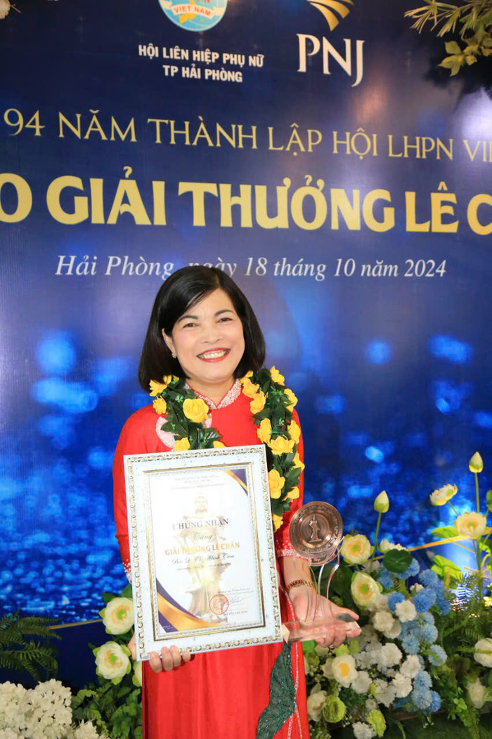 Trên cương vị Hiệu trưởng Trường Trung học cơ sở Trần Phú, cô giáo Tâm đã cùng tập thể giáo viên nhà trường tiếp tục giữ vững vị trí của ngôi trường điểm danh tiếng bậc nhất thành phố Hải Phòng (Ảnh: LT) GDVN_co-giao-Tam-2.jpg