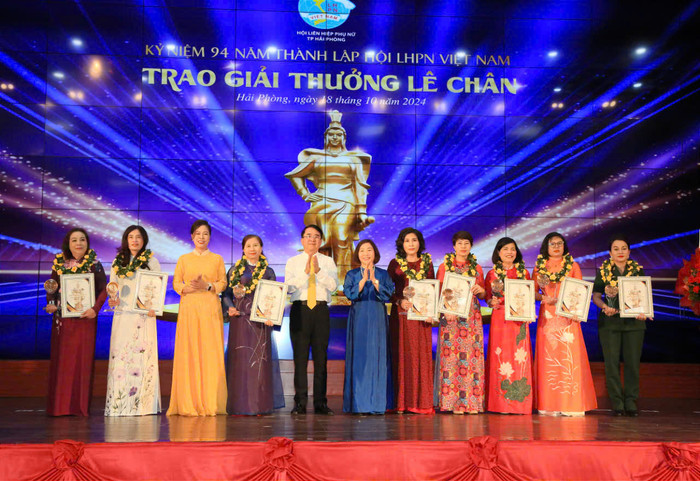 Cô giáo Lê Thị Minh Tâm – Hiệu trưởng Trường Trung học cơ sở Trần Phú (thứ 3 từ phải sang) là một trong 8 phụ nữ tiêu biểu xuất sắc của thành phố Hải Phòng (Ảnh: LT) GDVN_co-giao-Tam-1.jpg