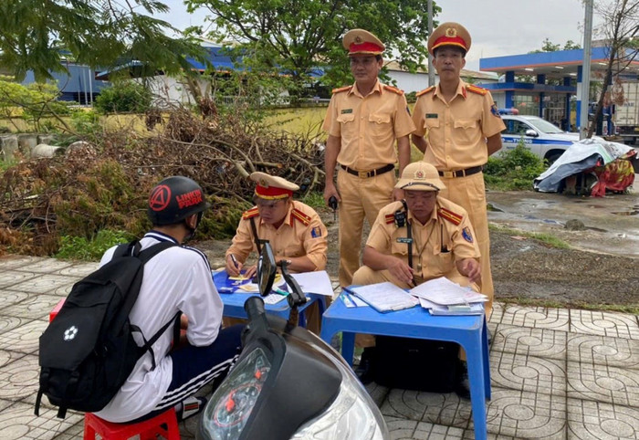 Lực lượng công an thành phố Hải Phòng xử lý học sinh vi phạm trật tự an toàn giao thông (Ảnh: CTV) tuyen-truyen-giao-thong-4.jpeg