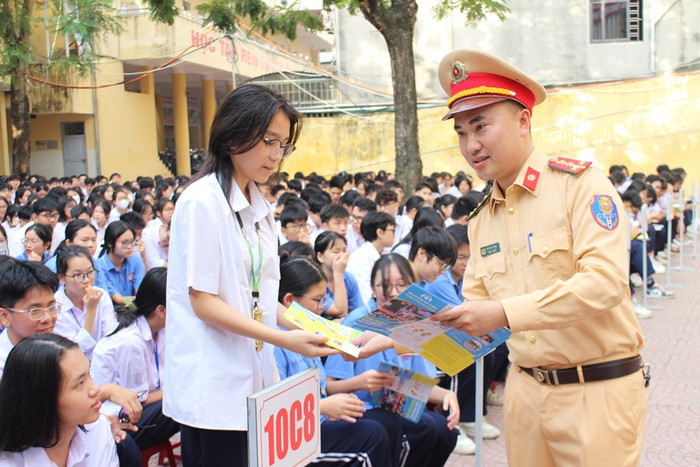 Đội Cảnh sát giao thông - trật tự (Công an quận Ngô Quyền) phát tờ rơi tuyên truyền An toàn giao thông cho học sinh nhà trường (Ảnh: CTV) tuyen-truyen-giao-thong-1.jpeg