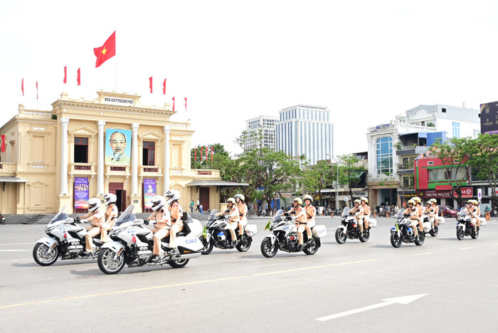 Phòng Cảnh sát giao thông (Công an thành phố Hải Phòng) tổ chức ra quân đợt triển khai thực hiện kế hoạch cao điểm bảo đảm bảo trật tự, an toàn giao thông cho lứa tuổi học sinh (Ảnh: CTV) tuyen-truyen-giao-thong-3.jpeg