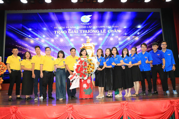 Cô giáo Lê Thị Minh Tâm chụp ảnh lưu niệm cùng cán bộ, giáo viên Trường Trung học cơ sở Trần Phú sau khi nhận Giải thưởng Lê Chân (Ảnh: LT) GDVN_co-giao-Tam-3.jpg