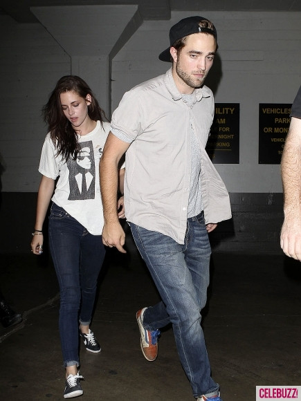 Robert Pattison và bạn gái Kristen Stewart tham dự buổi hòa nhạc của Bobby tại The Hotel Café ở Hollywood hôm 19/7/2012. “Cặp đôi đã ôm hôn nhau thắm thiết, tay trong tay và cùng cười đùa. Rob và Kristen dường như đang dành thời gian để được bên nhau”, một diễn viên có mặt tại buổi hòa nhạc cho biết. Robert Pattison và bạn gái Kristen Stewart tham dự buổi hòa nhạc của Bobby tại The Hotel Café ở Hollywood hôm 19/7/2012. “Cặp đôi đã ôm hôn nhau thắm thiết, tay trong tay và cùng cười đùa. Rob và Kristen dường như đang dành thời gian để được bên nhau”, một diễn viên có mặt tại buổi hòa nhạc cho biết.