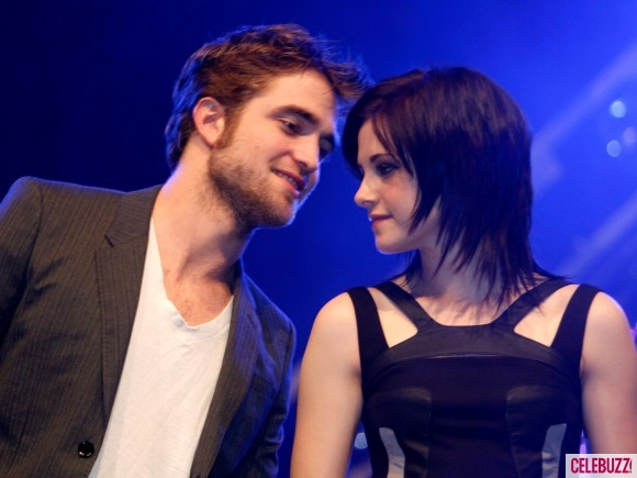 12. Rob và Kristen ại buổi gặp gỡ những người hâm mộ tuổi teen cùng với đồng nghiệp Taylor Lautner. 12. Rob và Kristen ại buổi gặp gỡ những người hâm mộ tuổi teen cùng với đồng nghiệp Taylor Lautner.