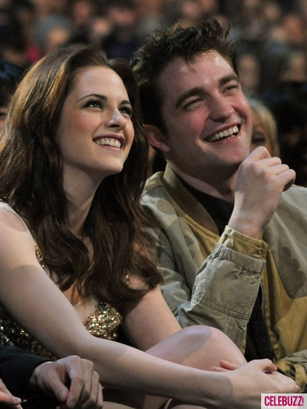 6. Tràn đầy hạnh phúc dưới ghế khán giả tại Lễ trai giải People’s Choice 2011. 6. Tràn đầy hạnh phúc dưới ghế khán giả tại Lễ trai giải People’s Choice 2011.