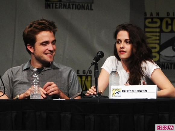 2. Rob và Kristen tại buổi họp báo phần 2 “The Twilight Saga” nằm trong hội chợ Comic-Con International 2012. “Ở phần hai này, chúng tôi thực sự đã trở thành những loài thú chứ không còn là con người nữa. Và chúng tôi đã thực sự cố gắng. Đoàn phim cho biết phần này sẽ xếp hạng R (không dành cho lứa tuổi dưới 18 –pv), và tôi thực sự đang rất ngóng chờ điều đó”, Kristen chia sẻ. 2. Rob và Kristen tại buổi họp báo phần 2 “The Twilight Saga” nằm trong hội chợ Comic-Con International 2012. “Ở phần hai này, chúng tôi thực sự đã trở thành những loài thú chứ không còn là con người nữa. Và chúng tôi đã thực sự cố gắng. Đoàn phim cho biết phần này sẽ xếp hạng R (không dành cho lứa tuổi dưới 18 –pv), và tôi thực sự đang rất ngóng chờ điều đó”, Kristen chia sẻ.