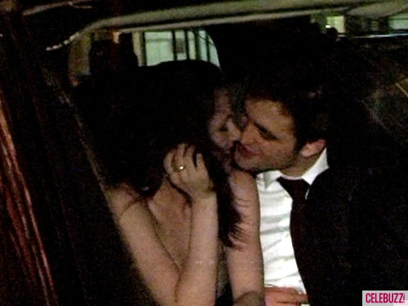 14. Cả hai cùng tình tứ trong xe bên vỉa hè sau khi rời khỏi buổi ra mắt chính thức bộ phim “Water For Elephants của Pattison hôm 17/4/2011. 14. Cả hai cùng tình tứ trong xe bên vỉa hè sau khi rời khỏi buổi ra mắt chính thức bộ phim “Water For Elephants của Pattison hôm 17/4/2011.