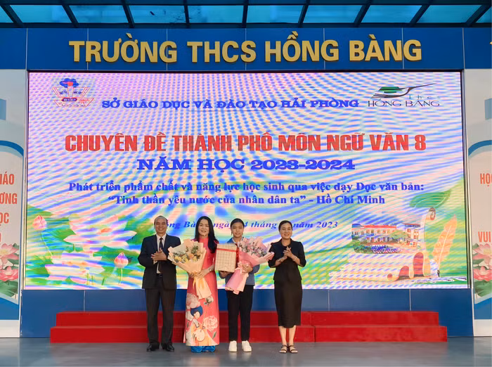 Lãnh đạo Sở Giáo dục và Đào tạo, UBND quận Hồng Bàng tặng hoa giáo viên, đại diện học sinh thực hiện tiết dạy (Ảnh: Lã Tiến) Lãnh đạo Sở Giáo dục và Đào tạo, UBND quận Hồng Bàng tặng hoa giáo viên, đại diện học sinh thực hiện tiết dạy (Ảnh: Lã Tiến)