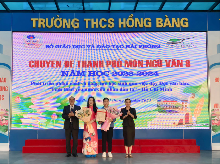 Lãnh đạo Sở Giáo dục và Đào tạo, UBND quận Hồng Bàng tặng hoa giáo viên, đại diện học sinh thực hiện tiết dạy (Ảnh: Lã Tiến) Lãnh đạo Sở Giáo dục và Đào tạo, UBND quận Hồng Bàng tặng hoa giáo viên, đại diện học sinh thực hiện tiết dạy (Ảnh: Lã Tiến)