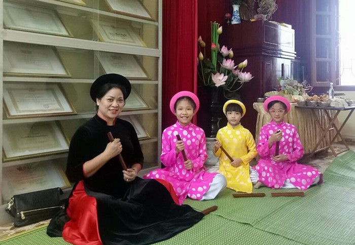 Hiệu trưởng Trường Tiểu học Nguyễn Công Trứ biểu diễn môn nghệ thuật ca trù cùng học sinh nhà trường (Ảnh: CTV) Hiệu trưởng Trường Tiểu học Nguyễn Công Trứ biểu diễn môn nghệ thuật ca trù cùng học sinh nhà trường (Ảnh: CTV)