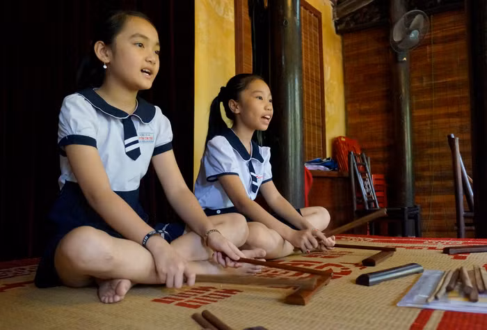 Câu lạc bộ ca trù Trường Tiểu học Nguyễn Công Trứ đang luyện tập (Ảnh: Lê Tân)