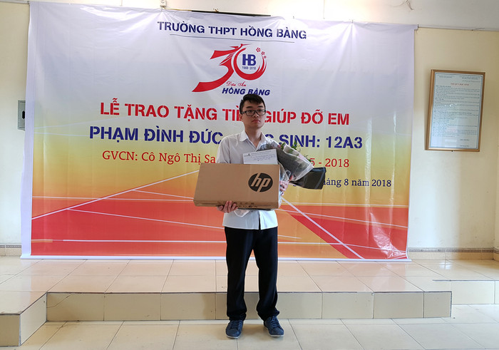 Phạm Đình Đức được trao tặng chân giả giúp em đi lại thuận lợi hơn (Ảnh: Lã Tiến)