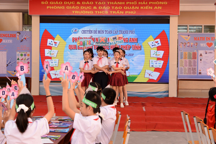 Học sinh Trường Trung học cơ sở Trần Phú hứng thú với việc dạy Toán bằng tiếng Anh (Ảnh: TL) Học sinh Trường Trung học cơ sở Trần Phú hứng thú với việc dạy Toán bằng tiếng Anh (Ảnh: TL)