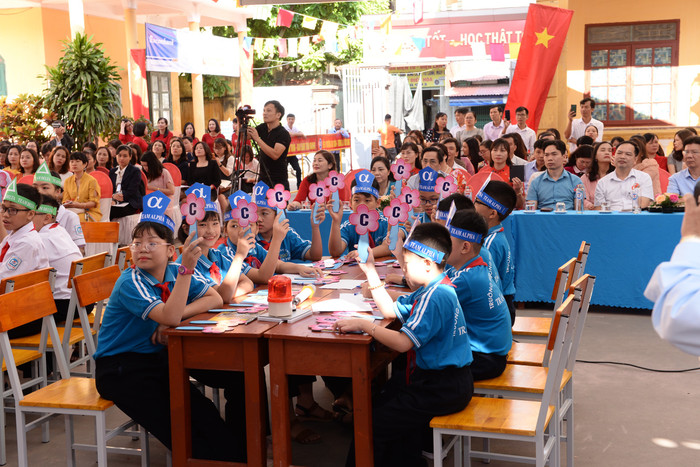 Học sinh Trường Trung học cơ sở Trần Phú hứng thú với việc dạy Toán bằng tiếng Anh (Ảnh: TL) Học sinh Trường Trung học cơ sở Trần Phú hứng thú với việc dạy Toán bằng tiếng Anh (Ảnh: TL)