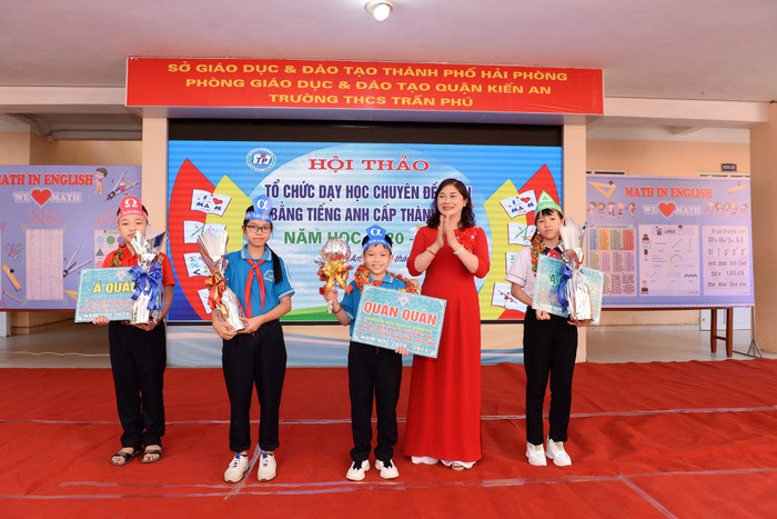 Cô giáo Nguyễn Thị Tuyết Lan, Hiệu trưởng Trường Trung học cơ sở Trần Phú trao giải cho các đội đoạt giải (Ảnh: TL) Cô giáo Nguyễn Thị Tuyết Lan, Hiệu trưởng Trường Trung học cơ sở Trần Phú trao giải cho các đội đoạt giải (Ảnh: TL)