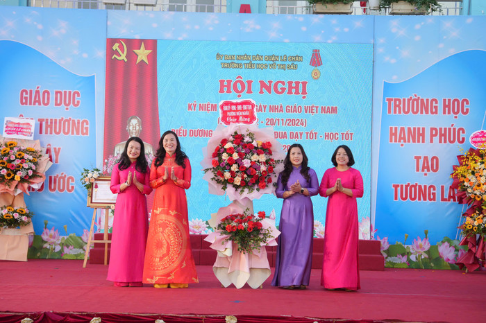 Lãnh đạo phường Niệm Nghĩa tặng hoa chúc mừng nhà trường (Ảnh: LT) 1000012260.jpg