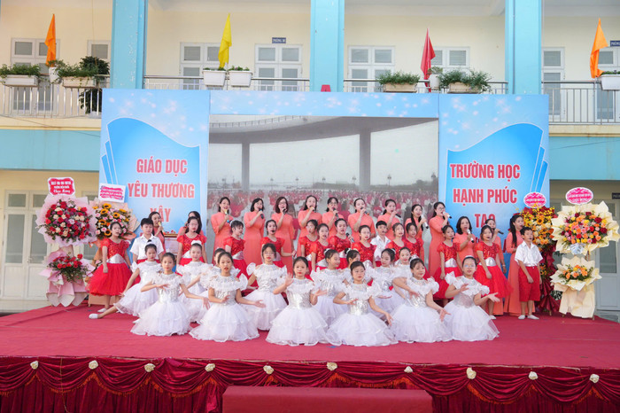 Tiết mục văn nghệ do giáo viên và học sinh nhà trường thực hiện (Ảnh: LT) 1000012258.jpg