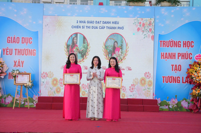 Hai nhà giáo của trường đạt danh hiệu Chiến sĩ thi đua cấp thành phố (Ảnh: LT) 1000012254.jpg