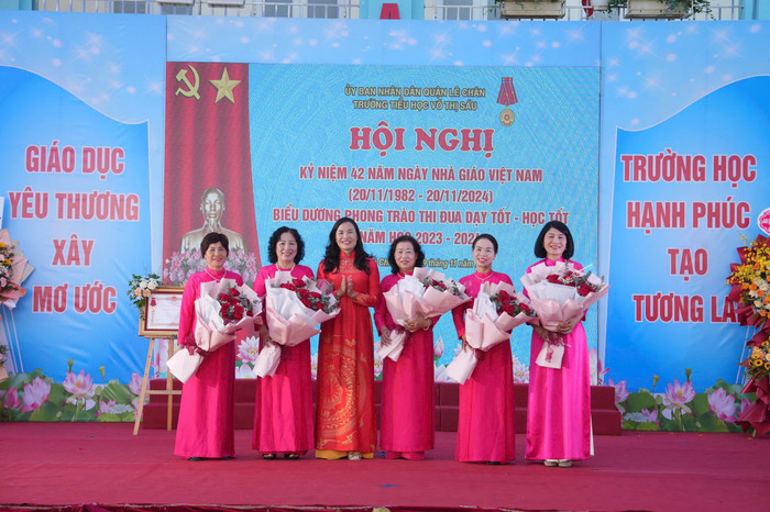 Cô giáo Trần Thị Mị - Hiệu trưởng Trường Tiểu học Võ Thị Sáu tặng hoa chúc mừng các nhà giáo nguyên là hiệu trưởng nhà trường (Ảnh: LT) 1000012256.jpg