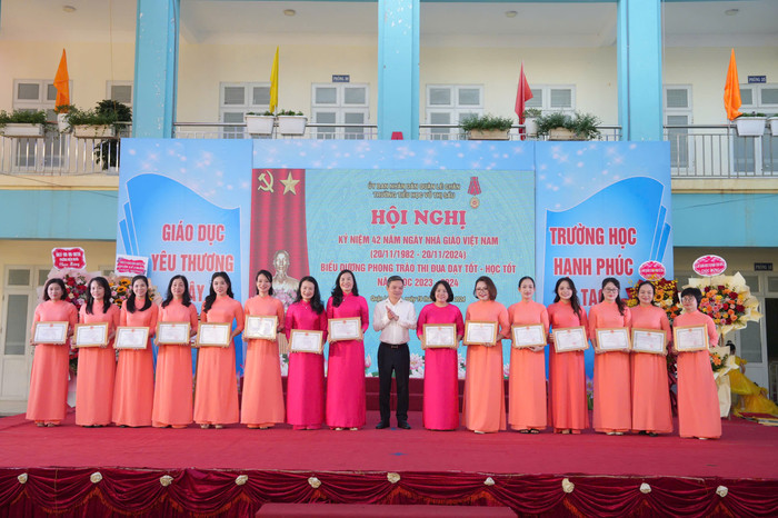 Lãnh đạo quận Lê Chân khen thưởng các giáo viên nhà trường (Ảnh: LT) 1000012255.jpg