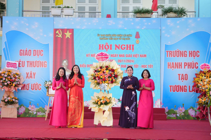 Lãnh đạo Sở Giáo dục và Đào tạo Hải Phòng tặng hoa chúc mừng nhà trường (Ảnh: LT) 1000012253.jpg
