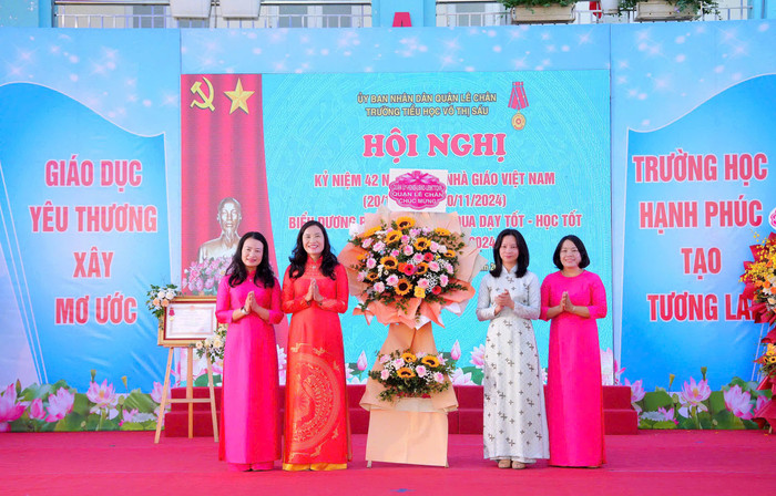 Lãnh đạo quận Lê Chân tặng hoa chúc mừng nhà trường (Ảnh: LT) 1000012252.jpg