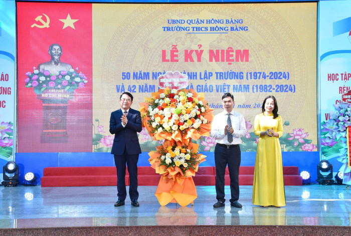 Ông Lê Khắc Nam - Phó chủ tịch Uỷ ban nhân dân thành phố tặng hoa chúc mừng nhà trường (Ảnh: LT) GDVN_thcs-hong-bang-don-co-.jpg
