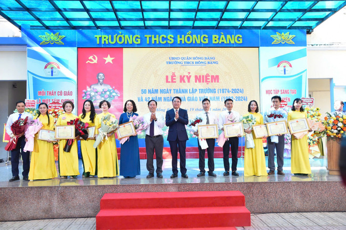 Các cá nhân được nhận bằng khen của Chủ tịch Uỷ ban nhân dân thành phố (Ảnh: LT) GDVN_thcs-hong-bang-don-co-2.jpg