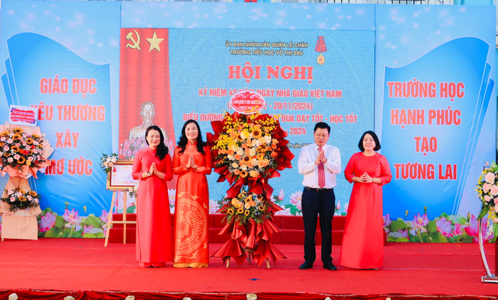 Ông Lê Trung Kiên - Trưởng ban Quản lý Khu kinh tế Hải Phòng tặng hoa chúc mừng nhà trường (Ảnh: LT) 1000012259.jpg