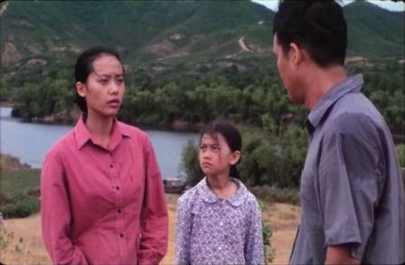 Sự day dứt về một đời sống hôn nhân không trọn vẹn trong chiến tranh đã được cô biểu đạt thật tinh tế, gây xúc động mạnh cho người xem. Sự day dứt về một đời sống hôn nhân không trọn vẹn trong chiến tranh đã được cô biểu đạt thật tinh tế, gây xúc động mạnh cho người xem.